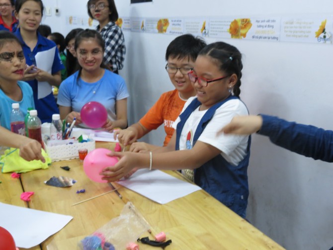 Khám phá bí quyết để đâm xuyên bong bóng để bóng không bị vỡ. 