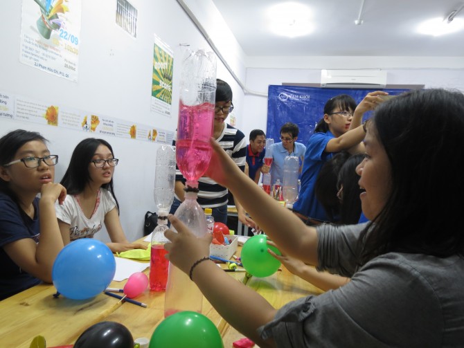 Bạn còn được học cách tạo ra lốc xoáy nữa nè.