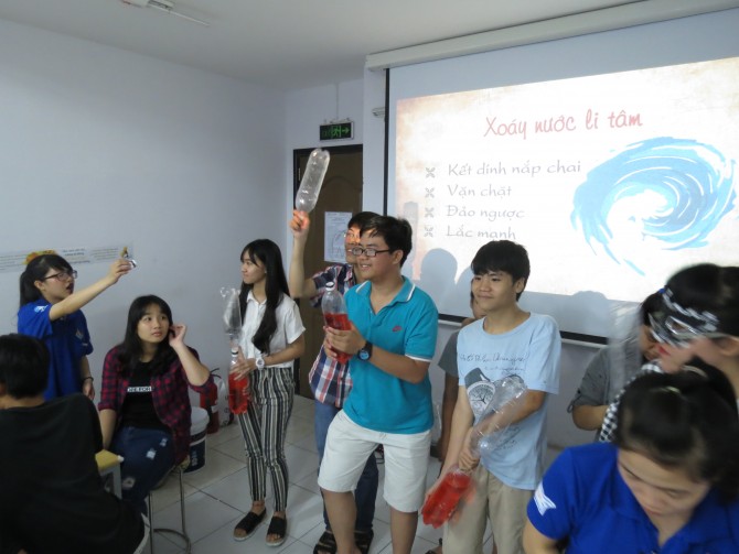 Thi xem ai tạo được lốc xoáy lâu nhất nhé.