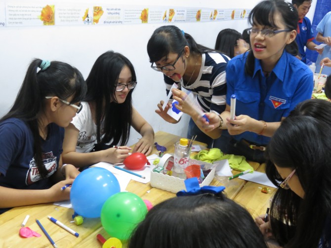 Các chị hướng dẫn chỉ cho học sinh cách tạo ra phép màu với hình vẽ trong nước.