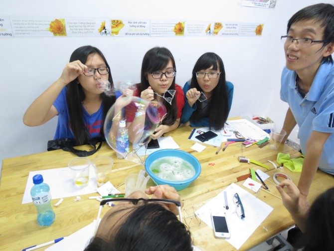 Học cách tạo khung và bong bóng xà phòng vừa dai vừa to.