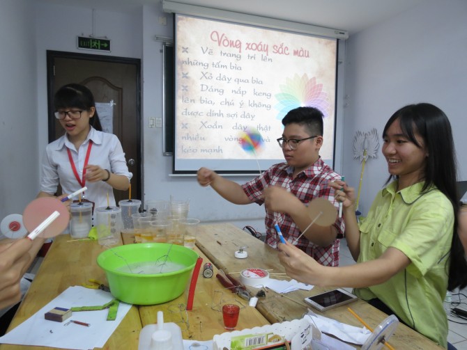 Vòng xoay trộn màu là trò chơi khá quen thuộc đấy nhé. 