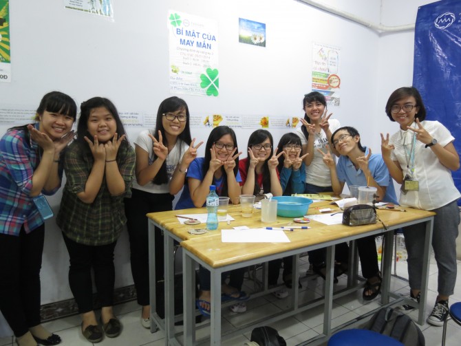 Nhí nhảnh với các anh chị hướng dẫn