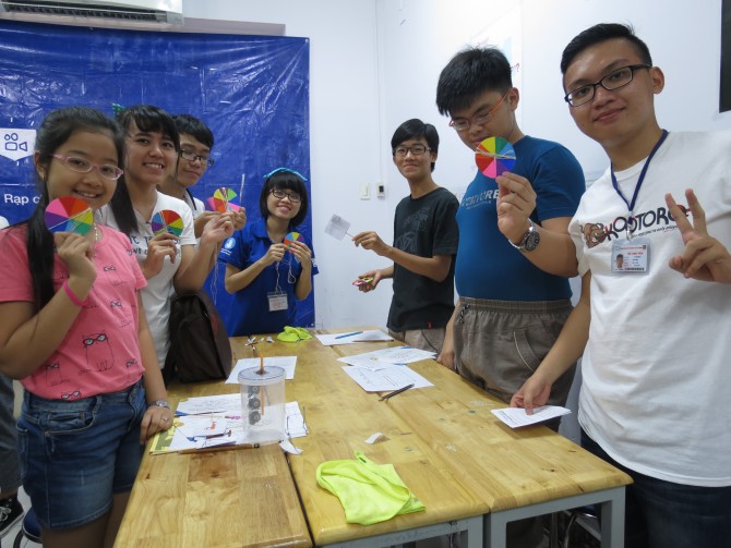 Chụp hình kỷ niệm nhóm và khoe... sản phẩm. :D